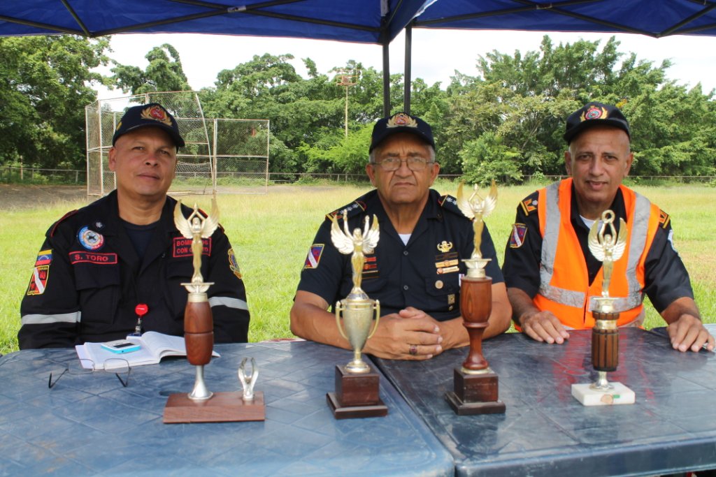 SistemaCarabobo's tweet photo. En la jornada se realizaron competencias de #Bomberos ((FOTOS)) https://t.co/JZa39800FC