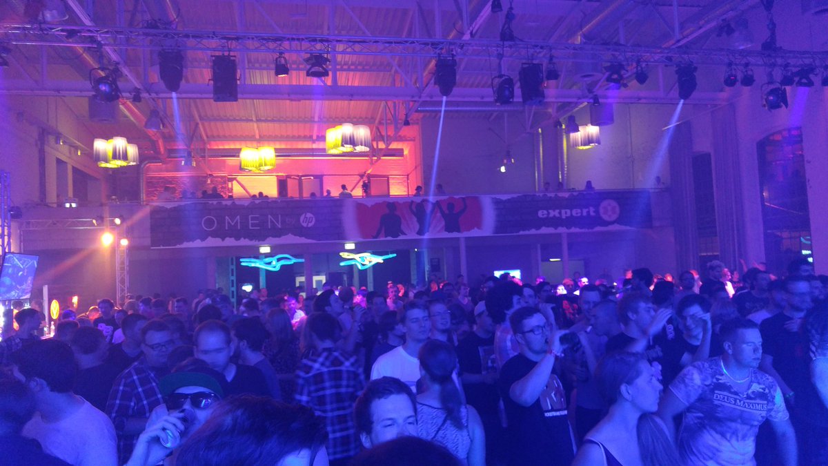 Wetterchen's tweet photo. #dosenbeatz #gamescom2016 #djlaser https://t.co/rEqeYQNo1f