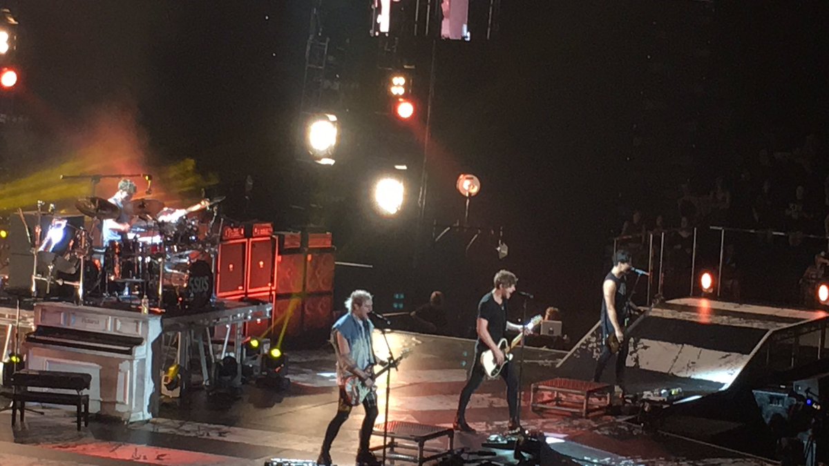 Elizabeth2994's tweet photo. Last night was great❤️@Luke5SOS @Michael5SOS @Calum5SOS @Ashton5SOS https://t.co/hobeCVfgMF