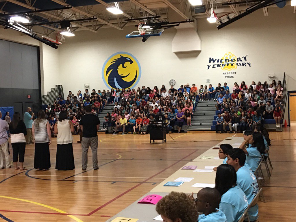 dhiggs_32's tweet photo. A great 6th grade Orientation at RLMS! #RLMSpride @rlasdistrict116 https://t.co/1QjGvzQm0H