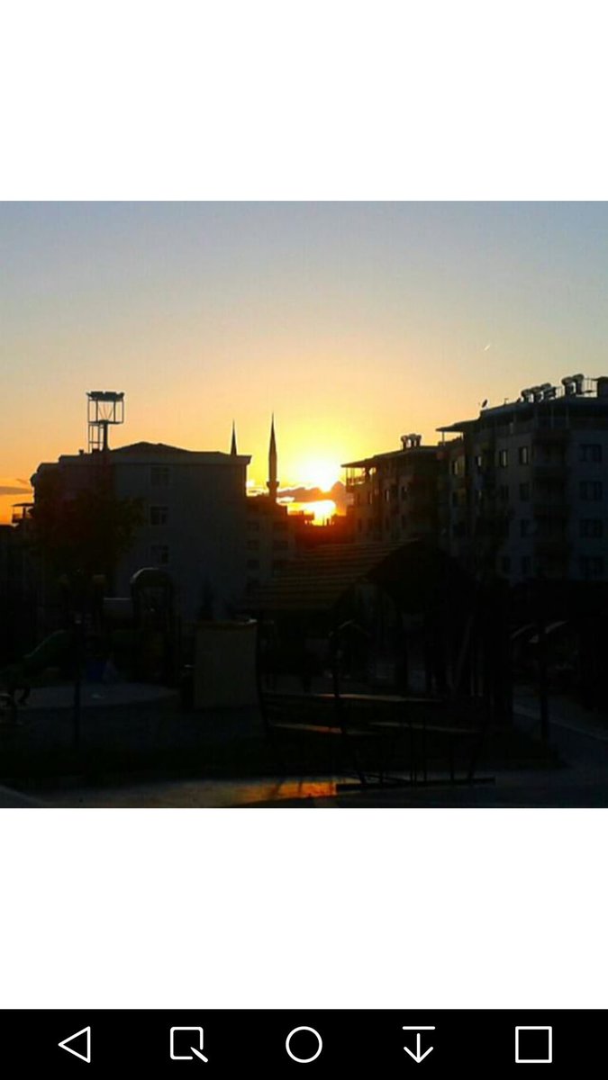 Kırık bir sazın akortsuz nağmeleridir akşam,kimi zaman şen şakrak kimi zaman hüzzam.