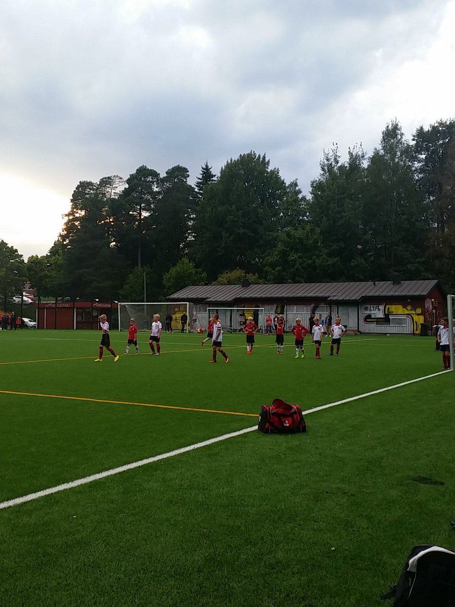 Tänään piirisarjaa Espoossa. EPS - FC Lohja punainen.