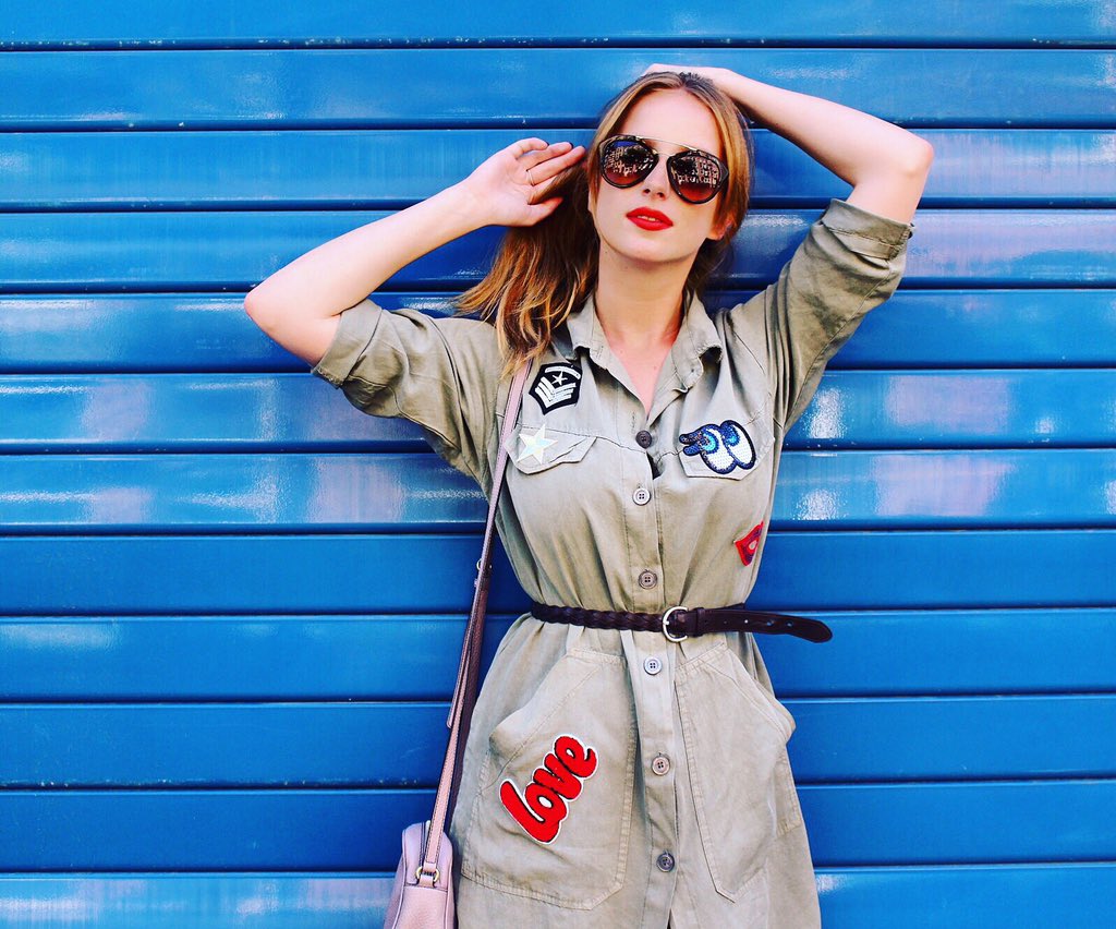 FeedMeNique's tweet photo. 💙 More on https://t.co/h1t8M9cA6v 💙 #patchdress #ootd #patches #outfit #outfitinspiration #amsterdam #travelblogger https://t.co/2MJBQafelB