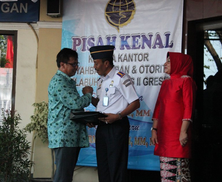 titikkoma_post's tweet photo. JUNAIDI SERAHKAN TONGKAT KOMANDO KSOP GRESIK KEPADA HERMANTA https://t.co/MhqVb0BAh7 https://t.co/f1u05dwXT3