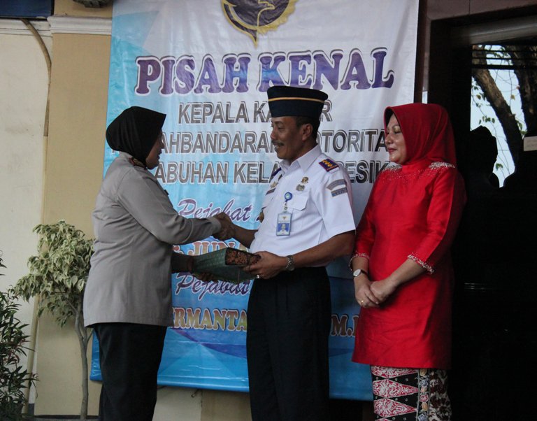 titikkoma_post's tweet photo. JUNAIDI SERAHKAN TONGKAT KOMANDO KSOP GRESIK KEPADA HERMANTA https://t.co/MhqVb0BAh7 https://t.co/f1u05dwXT3