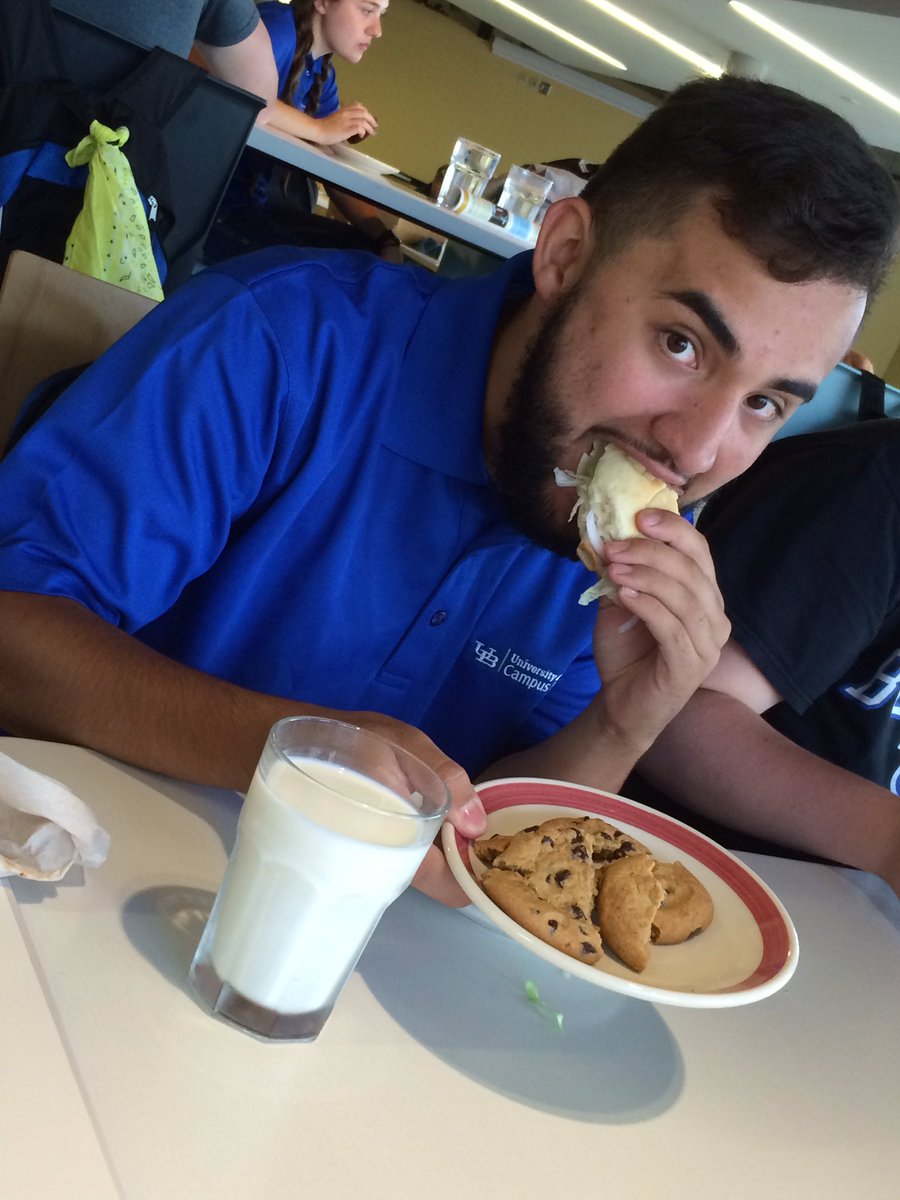 anniebenn792's tweet photo. Enjoying milk and cookies from C3 #govlov #cookielov #UBParaproPath @ubparapro16 https://t.co/KltlkfH9yY