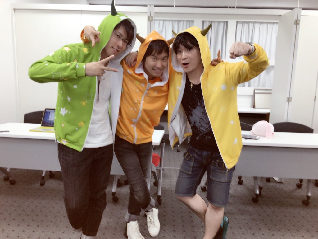 代永翼 しらいむ君も写真上げてくれてますが 俺もあげちゃうね 笑 さっき1人で撮ったピタゴラスパーカー 何と何と ナギと大和さんのピタゴラスパーカーも発売するんだぜぃ やったぁ ってあれれ 何かがおかしいぞ 笑 気付いたかな 代永翼 しらいむ君も写真上げてくれてますが 俺もあげちゃうね 笑 さっき1人で撮ったピタゴラスパーカー 何と何と ナギと大和さんのピタゴラスパーカーも発売するんだぜぃ やったぁ ってあれれ 何かがおかしいぞ 笑 気付いたかな