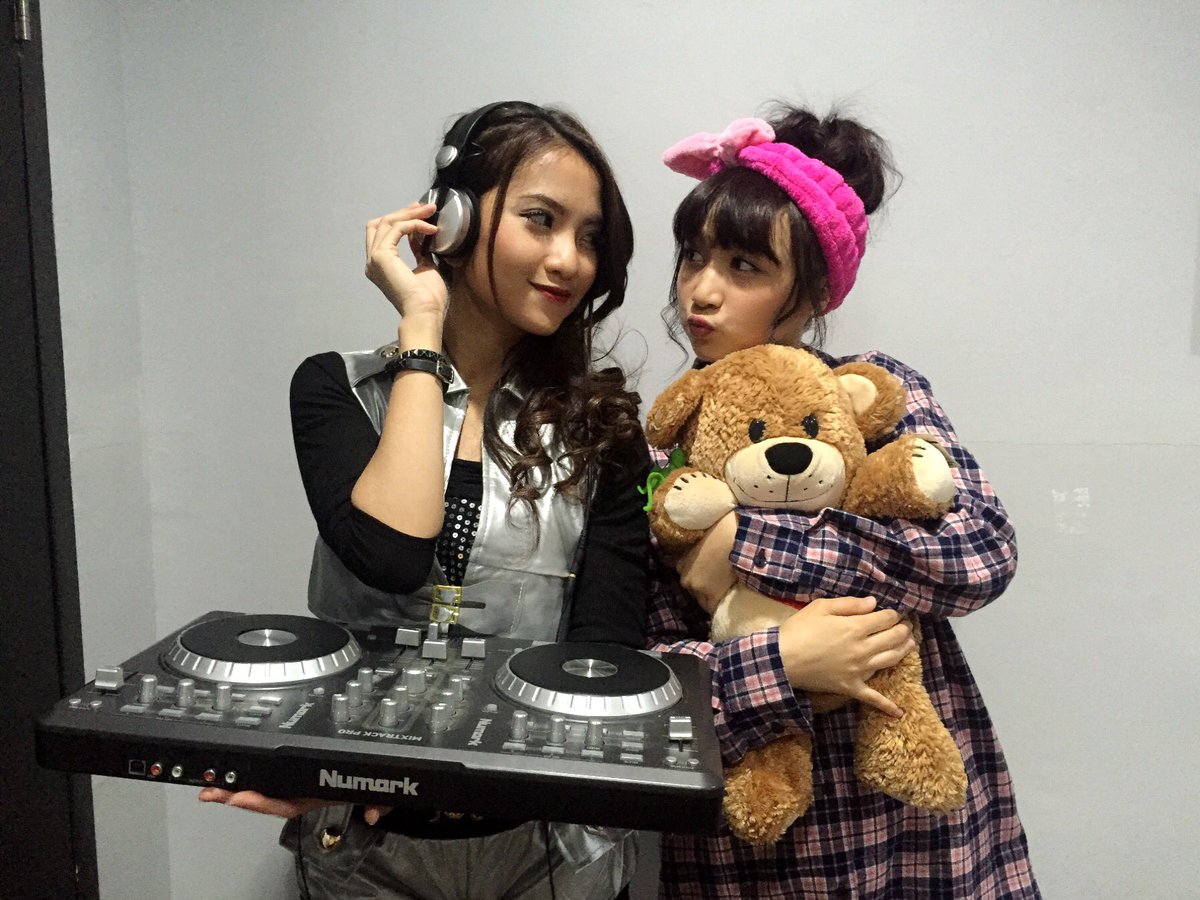 Nadseee!!! Selamat yaaa ~~
Ajarin aku biar jadi anak gaul dongggg haahahh
Makan makan bisa kali >.<