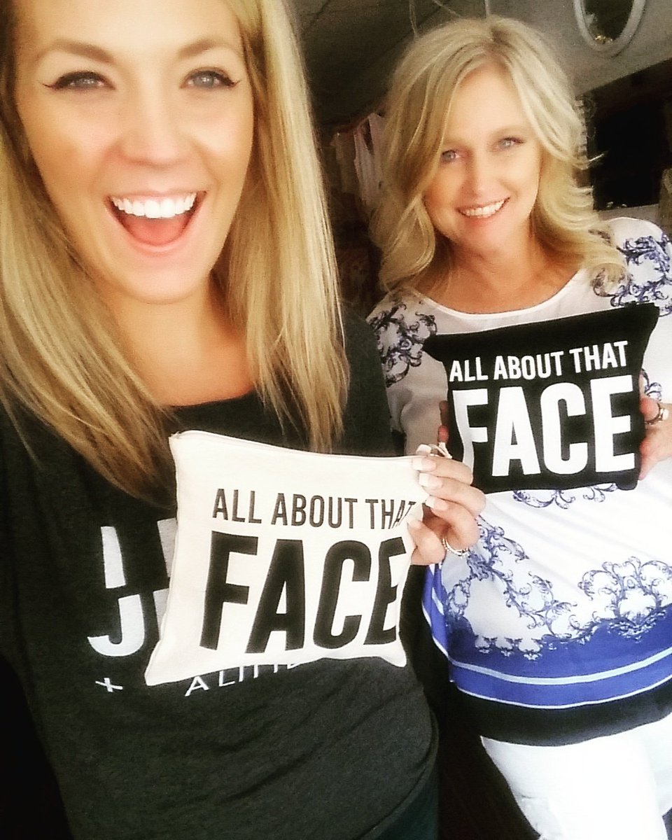 Glam356's tweet photo. #glamlife #glam356 #makeupbag #allaboutface #makeup #makeuplover #smartbombcosmetics @Glam356! #FridayFeeling https://t.co/tvBf1FtoOf