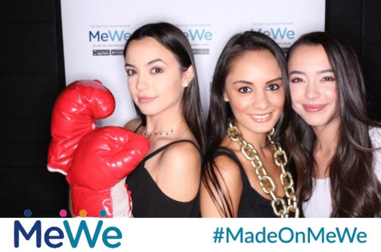 thealexisjoy's tweet photo. Photobooth fun with @VanessaMerrell &amp; @veronicamerrell at @awesomenesstv's super fun #ATVBeautyMixer last night 💕✨😘 https://t.co/f7ZMdVdKTS
