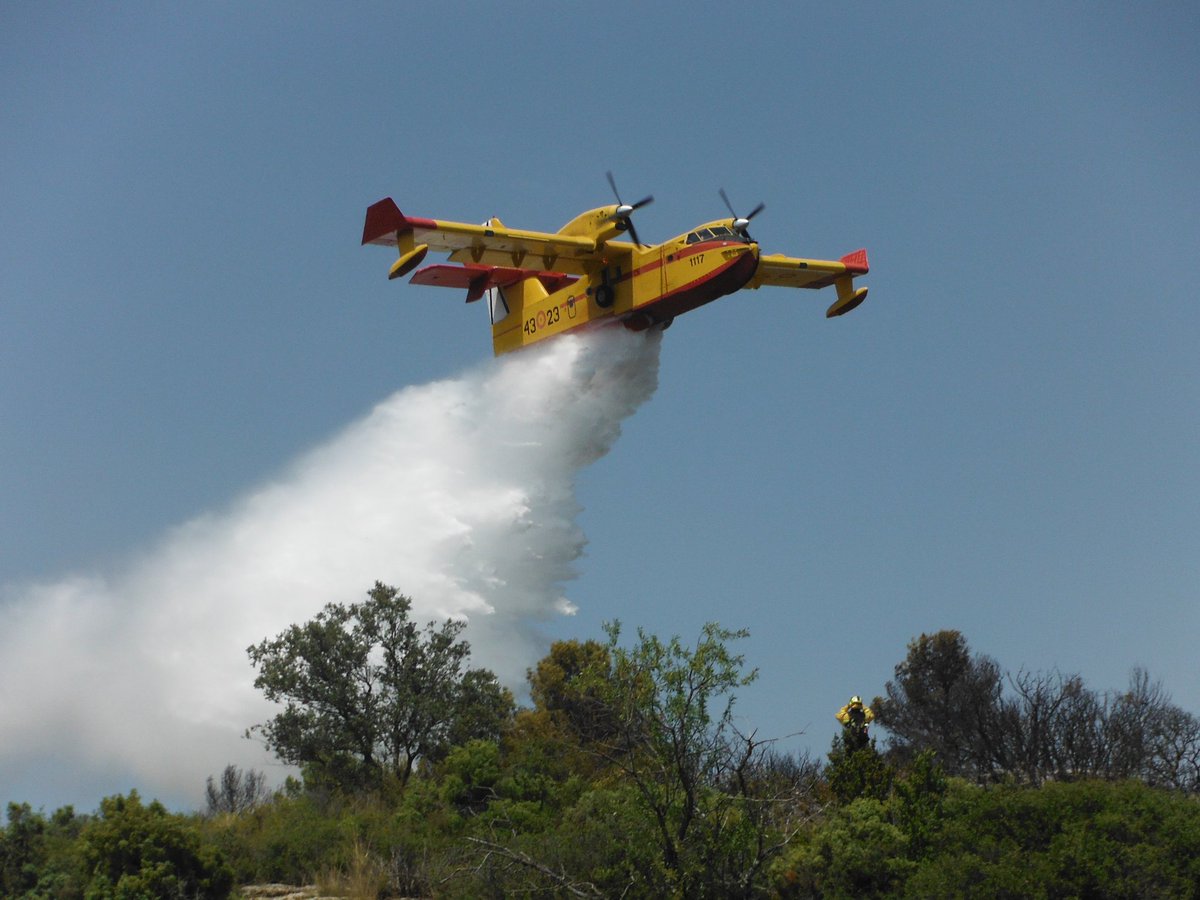 gobmapa's tweet photo. Importante contingente aéreo y terrestre del @magramagob continúa combatiendo el incendio en Jerte #Cáceres https://t.co/q7vrda1O13