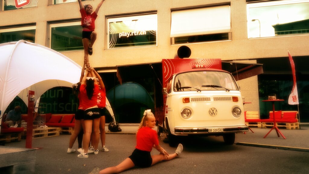 deflorin_tamara's tweet photo. Broncos cheerleader sin visita tar #RTRSRG durant #churerfest https://t.co/udHOmdfQQ1