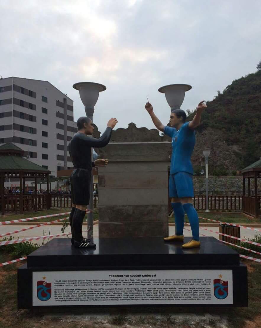 Trabzon'un Maçka ilçesine Salih Dursun'un, Deniz Ateş Bitnel'e göstermiş olduğu kırmızı kartın heykeli dikildi.