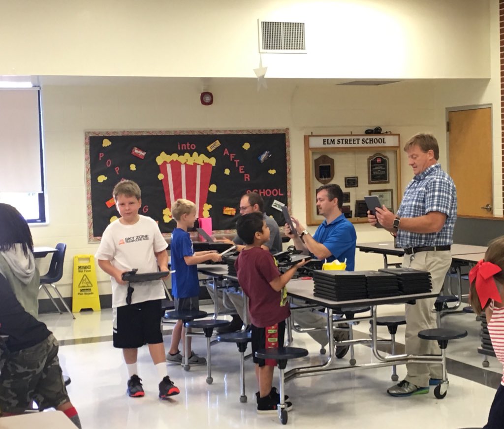 ElmStreetELM's tweet image. Thankful for our talented and patient Chromebook distribution team yesterday! #eagleTECH