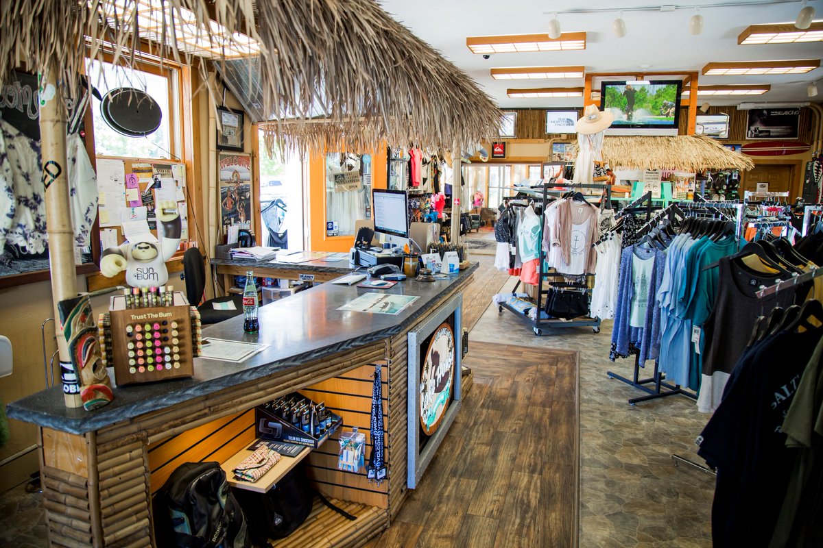 ManchesterUniv's tweet photo. Head to the @villageatwinona shops to spend a fun day at the lake hanging out, eating &amp; shopping! https://t.co/kQ4cgItfjZ