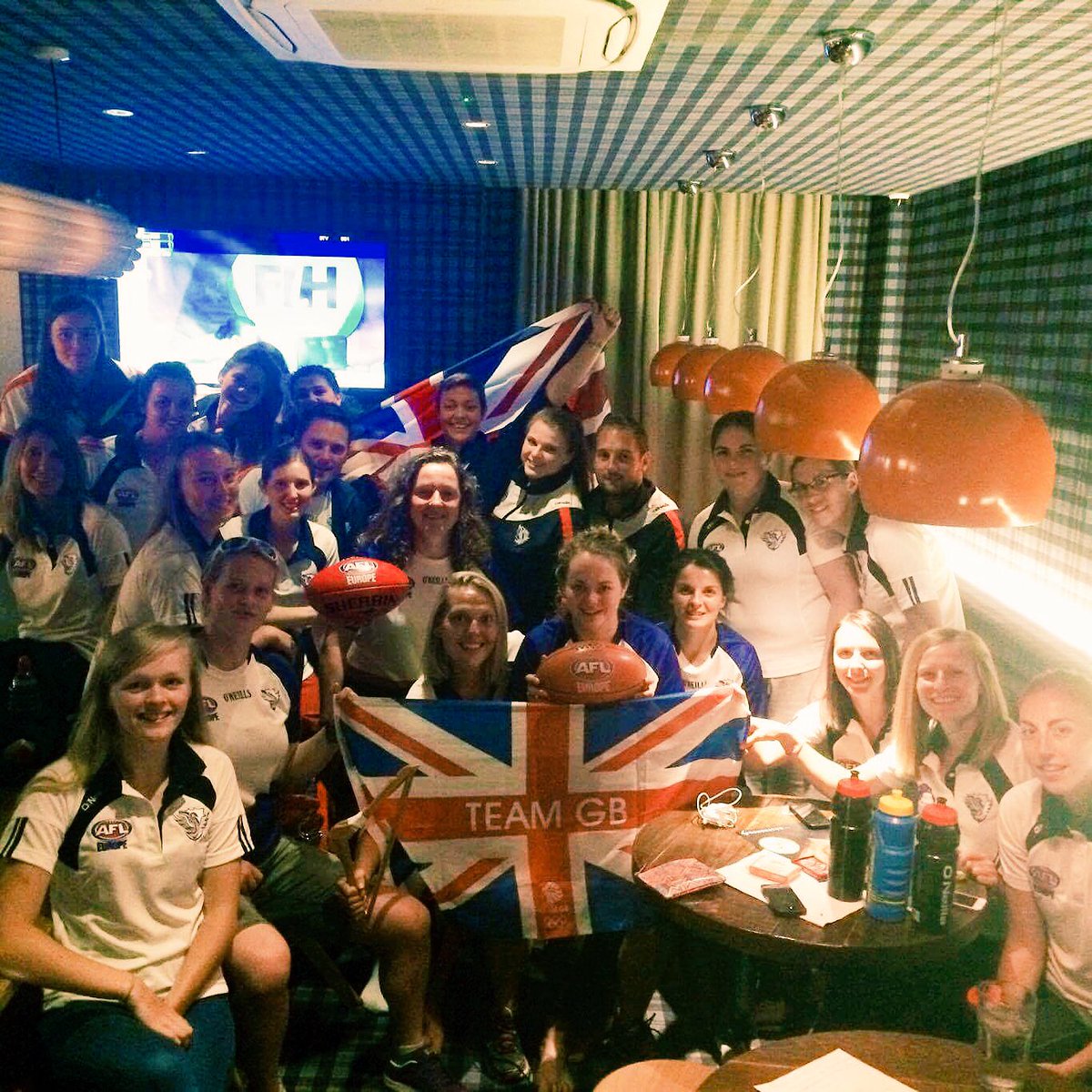 The GB Australian Rules football team are staying up to support the @_GBHockey girls in their Olympic final! 🇬🇧