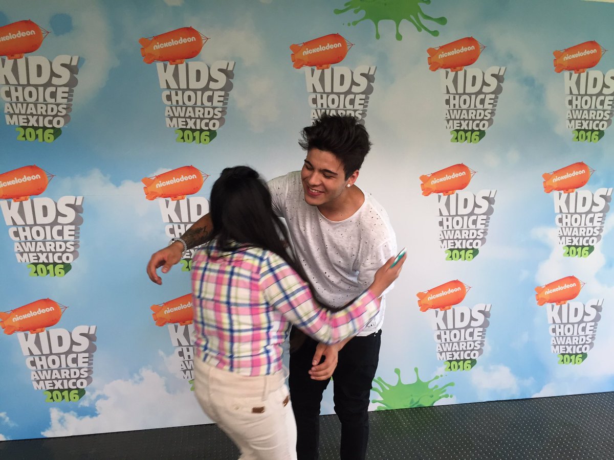 NickelodeonLA's tweet photo. ¡WOOOOW! @villalobossebas haciendo feliz a sus fans antes de los #KCAMexico ❤️😱😍 https://t.co/lom9yB35Gz
