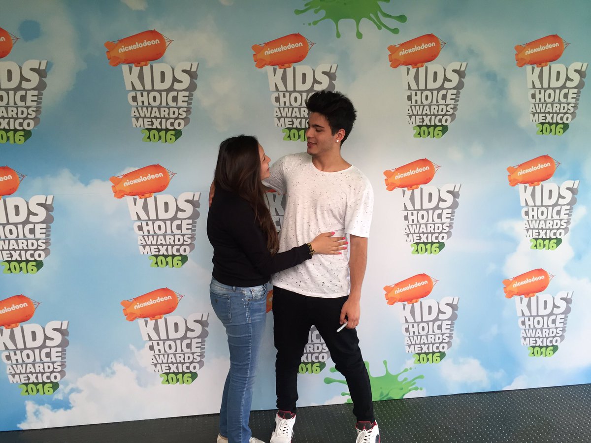 NickelodeonLA's tweet photo. ¡WOOOOW! @villalobossebas haciendo feliz a sus fans antes de los #KCAMexico ❤️😱😍 https://t.co/lom9yB35Gz