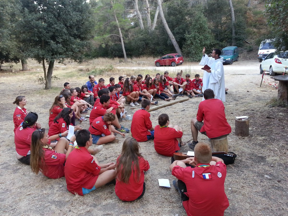 FLIPOL's tweet photo. Célébration avec les pios/caras avant la fin du camp de St Julien. Un beau moment de partage #sgdf #NatureEnv https://t.co/KJPnc2nt5B