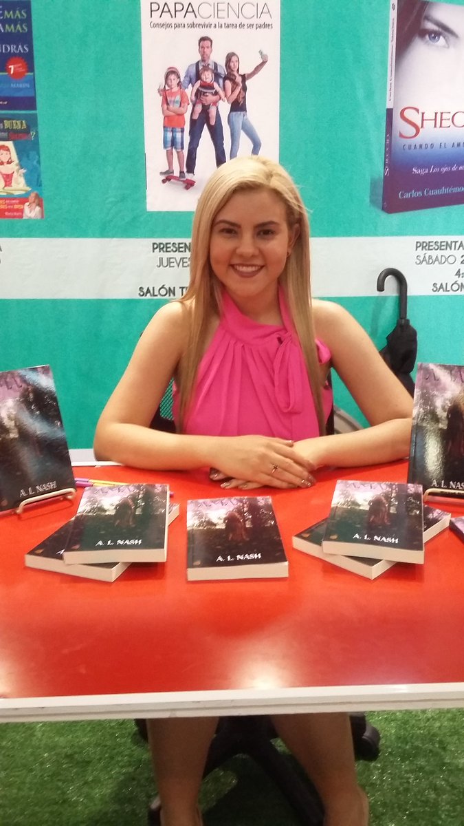 Granmorrison's tweet photo. Anna Nash firma su libro en el stand de @Granmorrison #FILPanama2016 @AnnaLNash #amanix https://t.co/WrvbN96lt9
