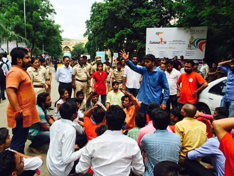 AbhijeetUnhale's tweet photo. #HungerStrikeAtMIT #ABVP
कदम कदम पर लड़े है तुमसे, आखिर दम तक लड़ेंगे तुमसे। #CleanUpMIT #OccupyMIT #DemandJustice https://t.co/DBcLpVd7mZ