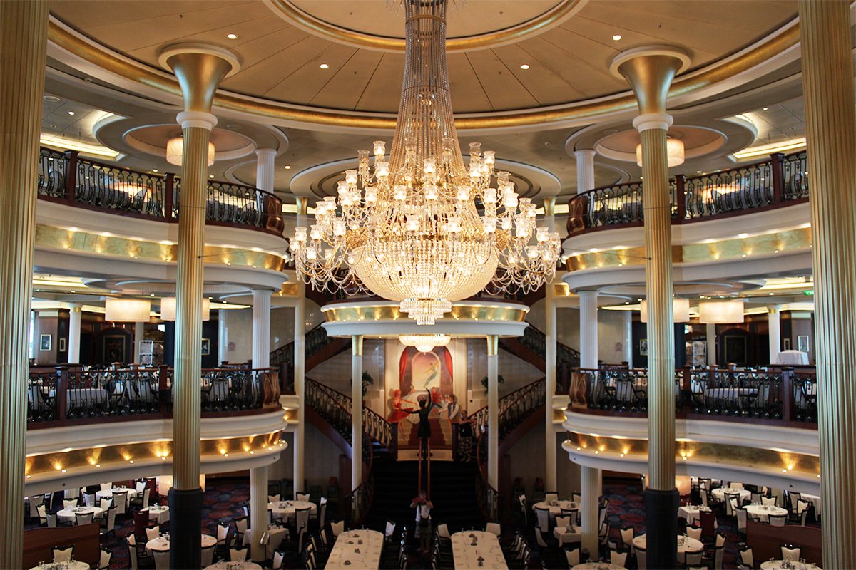 MyRoyalEurope's tweet photo. Dinner tonight at Sapphire, our 3-level main dining room onboard #NavigatoroftheSeas. 🍽 😋 https://t.co/0oHNTKu0Vj