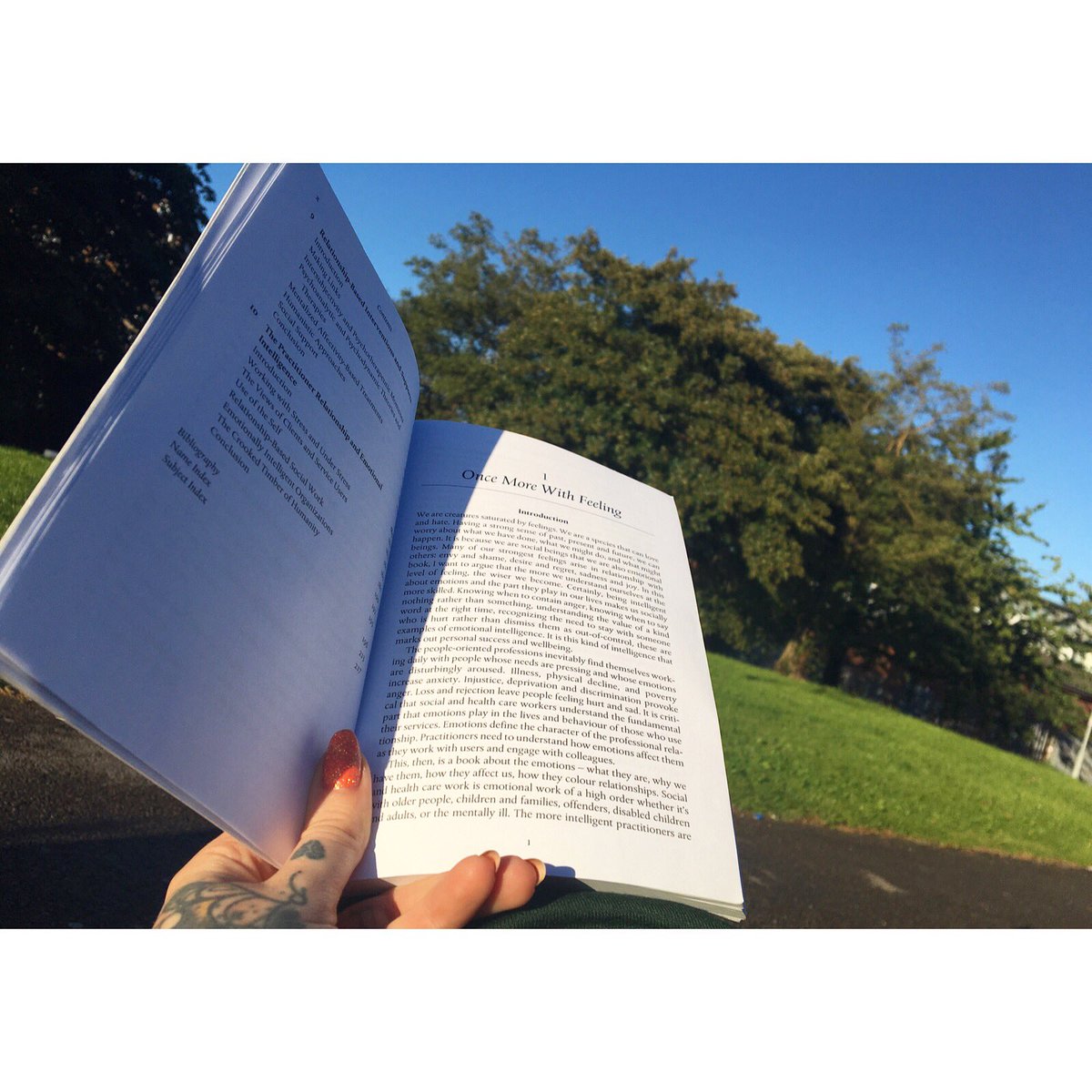 gwiglet's tweet image. Making the most of locking myself out with a nice read 💗☀️ #davidhowe #widrn #socialwork #costadelsalford