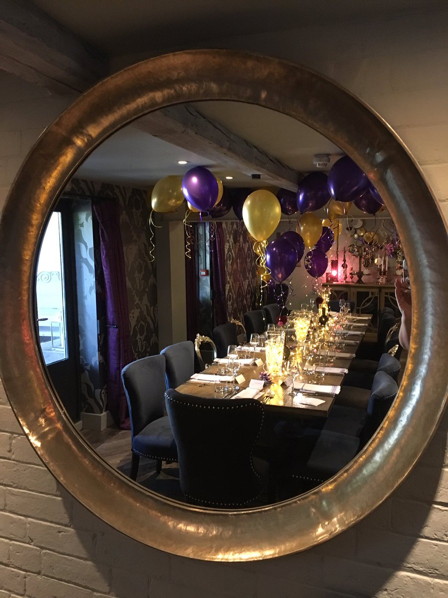 blueberry_good's tweet image. This how you 'do' a gentleman's dinner party #gentlemansballoon #richtexture #fairylights #classy #richcolours