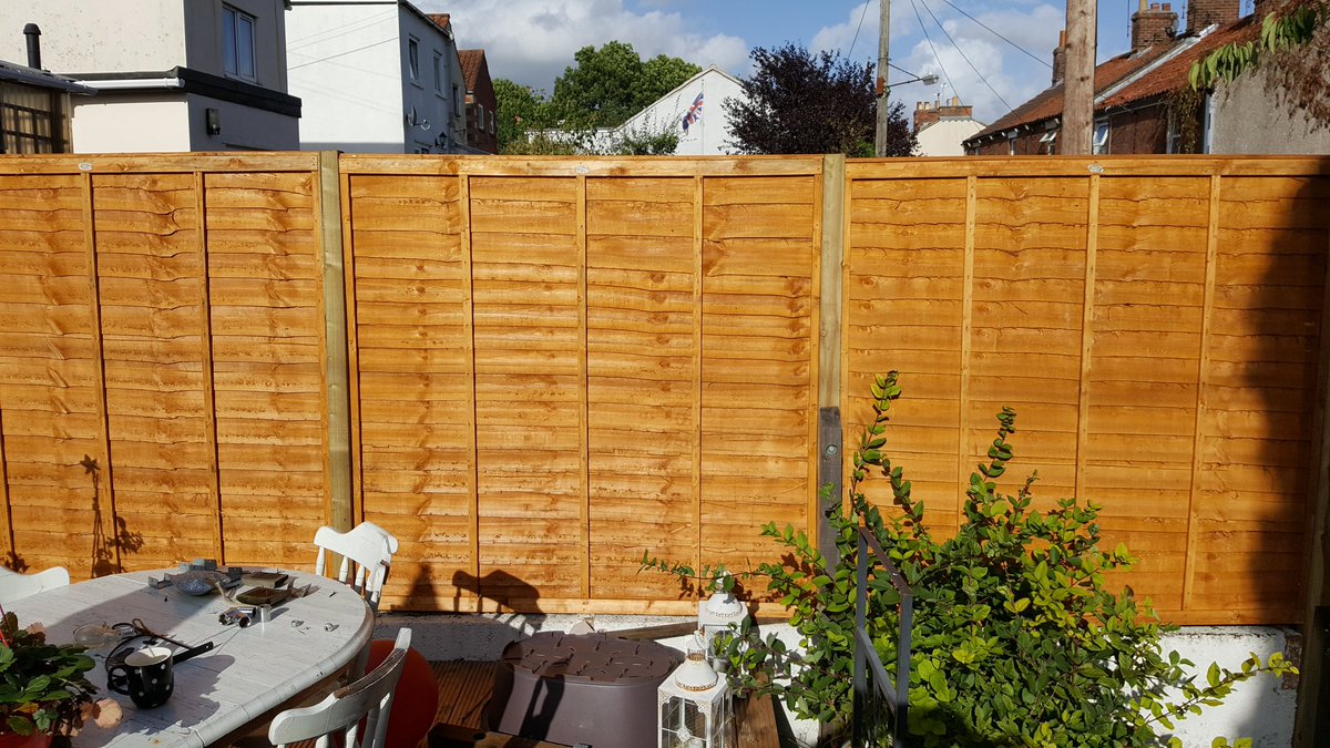 Wfencinggarden's tweet photo. #Outwiththeold #Inwiththenew today #Fence #Gardens #Wood #Wiltshire #Trowbridge #Melksham #Westbury #Seend #Atworth https://t.co/UQq7fKpWUS