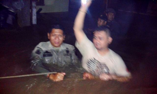 DiptaSatwika's tweet photo. Banjir didaerah pondok labu. 1.6 - 2 m. @petajkt. Mohon bantuannya.
#banjir https://t.co/O8bYurOSqf