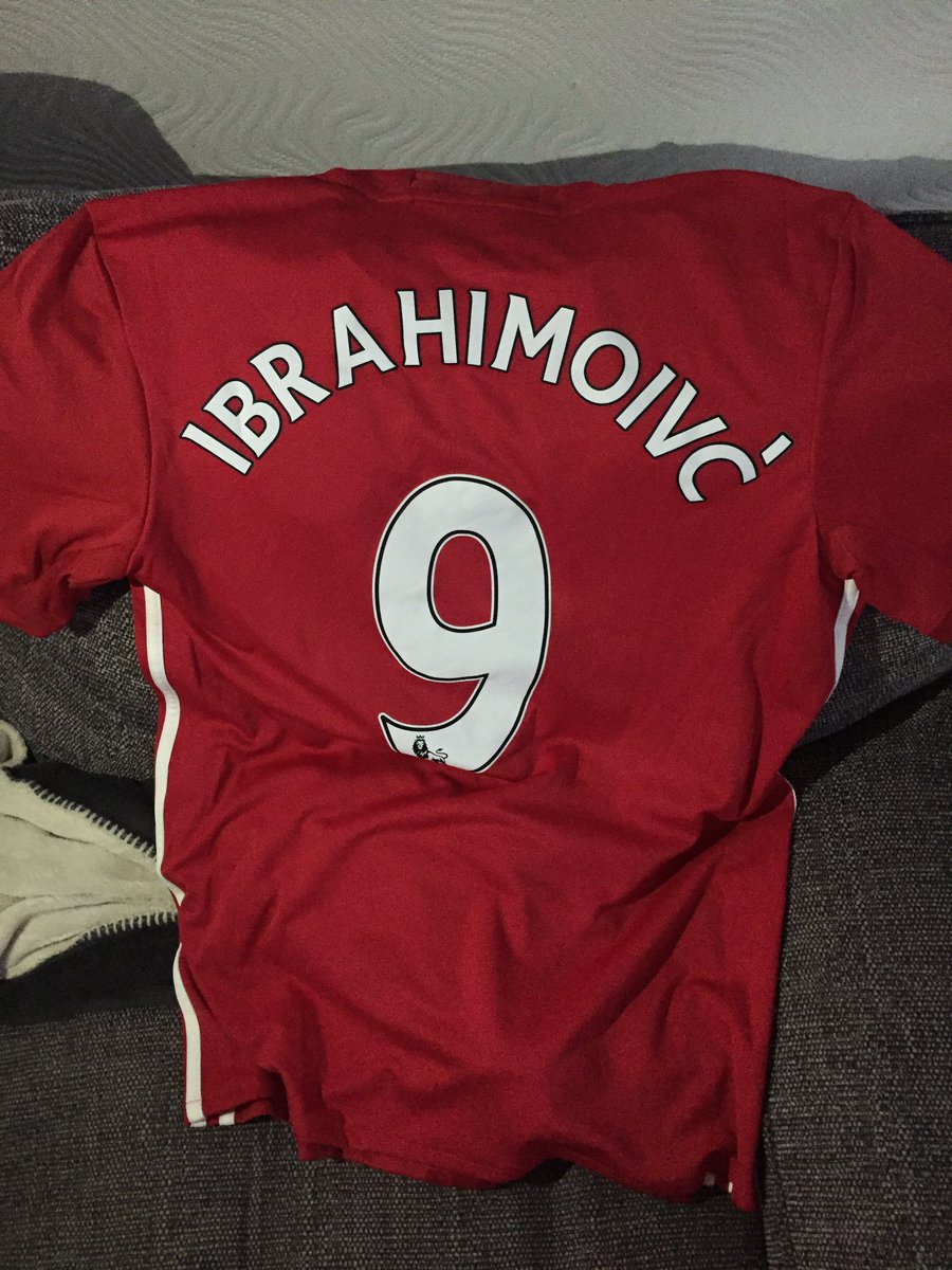 Always good when your <a href="/SportsDirectUK/">Sports Direct</a> Zlatan shirt arrives and they have spelt his name wrong ... 😂 refund?