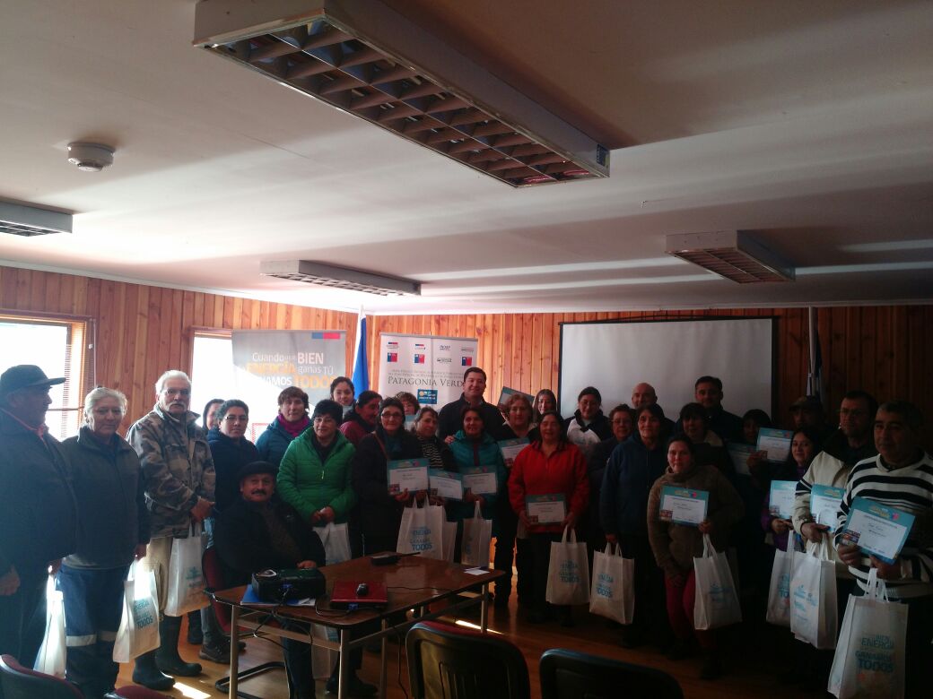 Vecinos de #Palena se capacitan en uso eficiente de energía y reciben kit #MiHogarEficiente <a href="/MinEnergia/">Ministerio de Energía</a> <a href="/munipalena/">Municipalidad Palena</a>