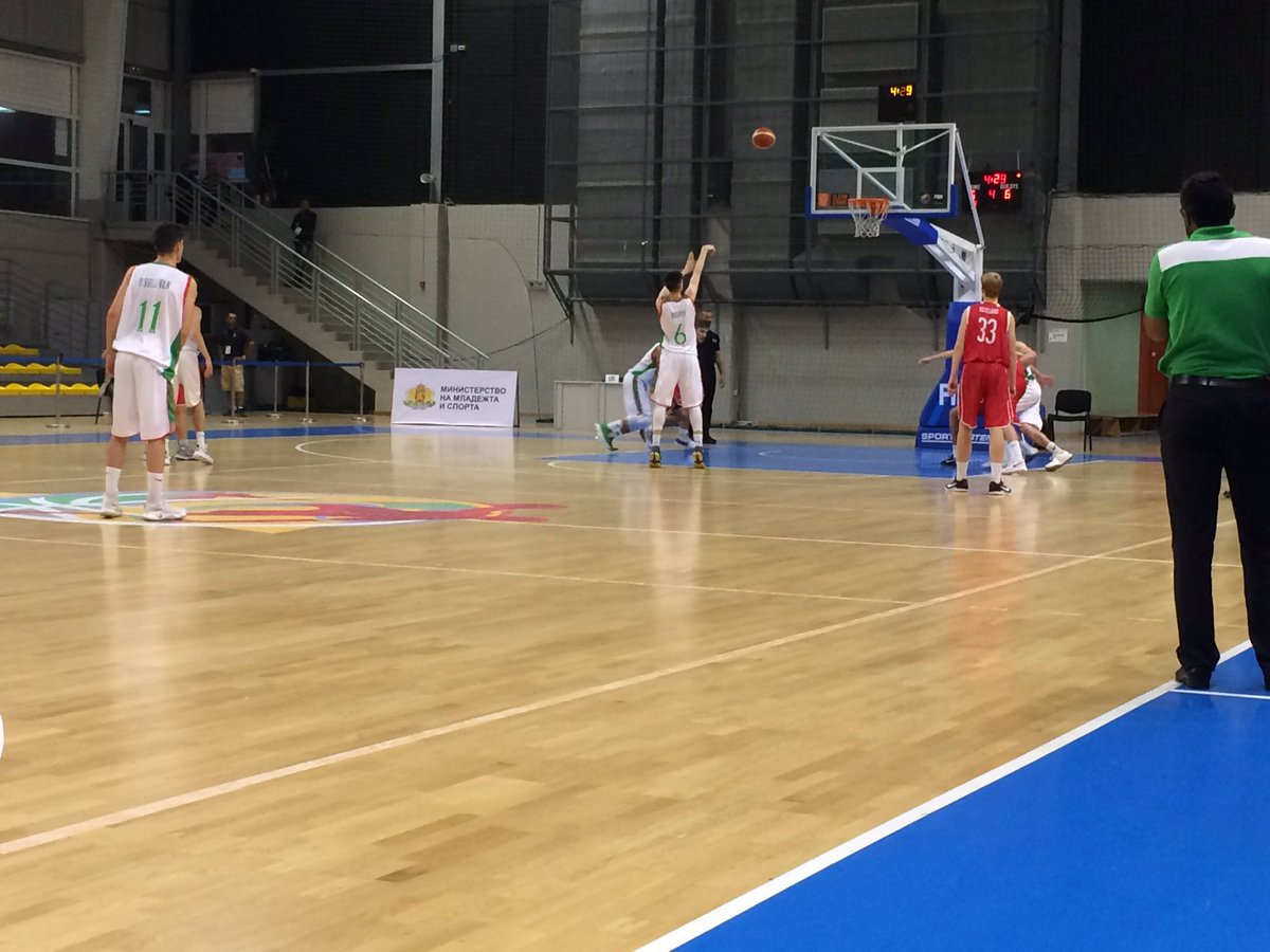 Irl2000Mens's tweet photo. Ireland dragging themselves back into this game ! 62-52 with 3.58 left in the game https://t.co/iBcn1xIZ7v