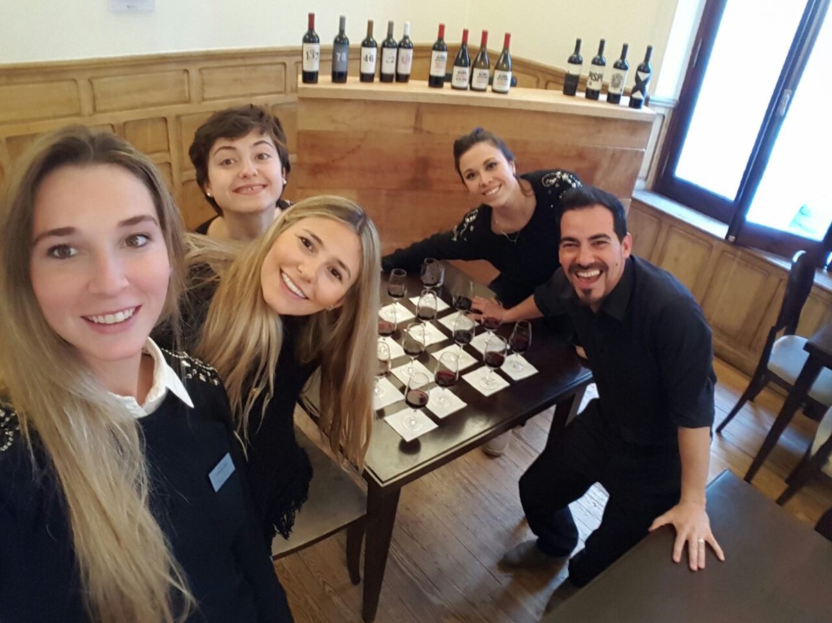 BodegaToneles's tweet photo. Equipo de Turismo agudizando sus sentidos en la capacitación sensorial 🍷 💜 https://t.co/zgfdP1D6Kd