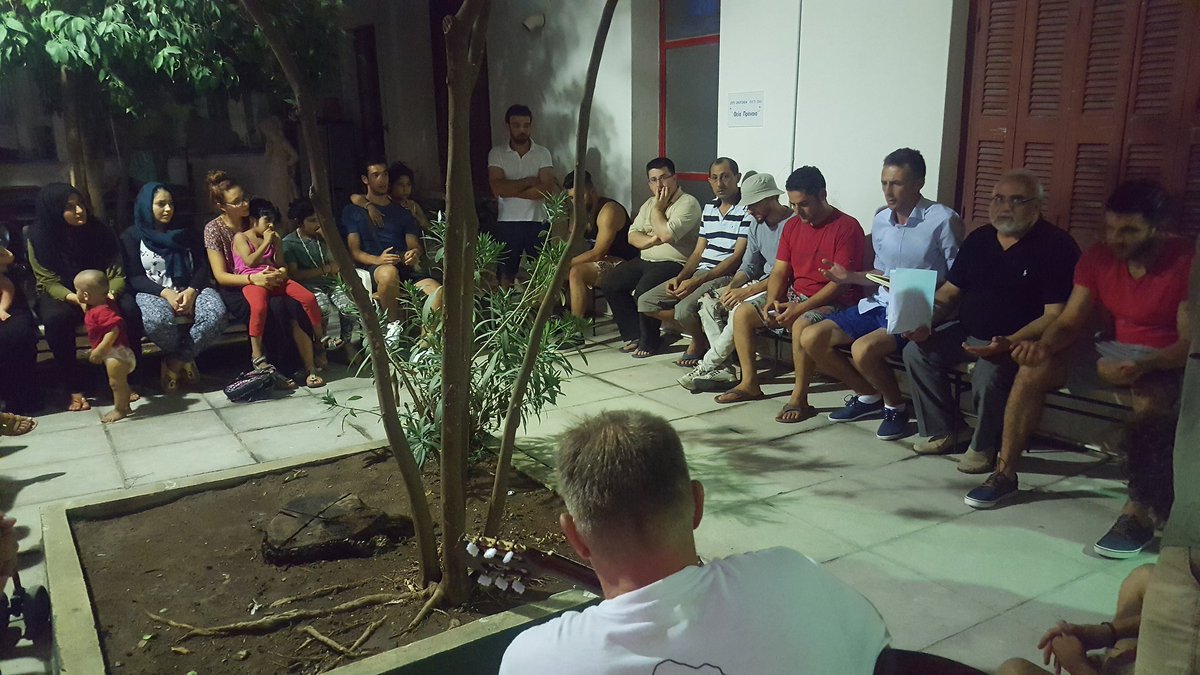 gemellaggi's tweet photo. A #neoskosmos, prima della cena comunitaria del venerdì abbiamo pregato insieme; musulmani e cristiani, è possibile! https://t.co/HLkOjuhgQk