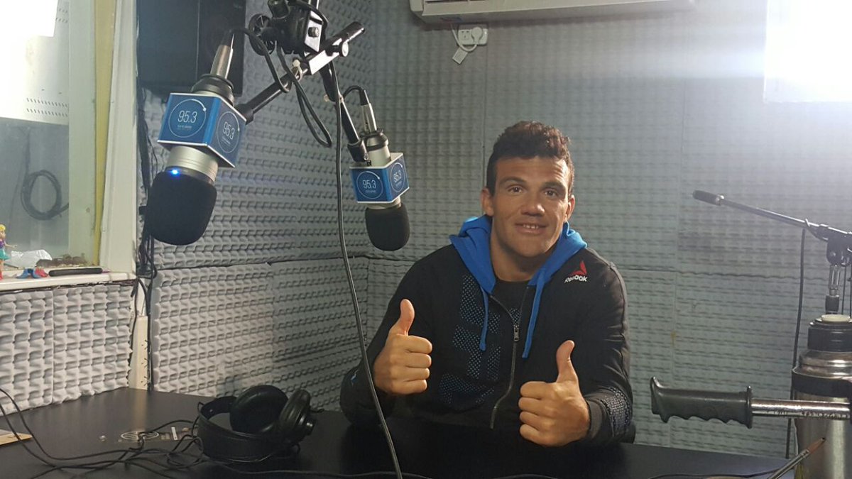 pulpolatam's tweet photo. [AHORA] #UFCENARGENTINA | Tour #TUFLatinoamerica 3: @javierganinmma en @dixitprograma por @953radio https://t.co/vWU9f1Ergy