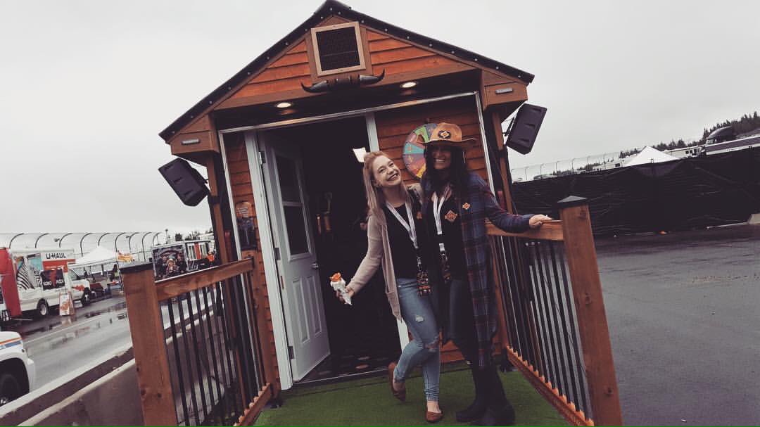 Candice_udle's tweet photo. And here we go!! #EastboundHoedown #shedisopen https://t.co/P0BK0CifGX