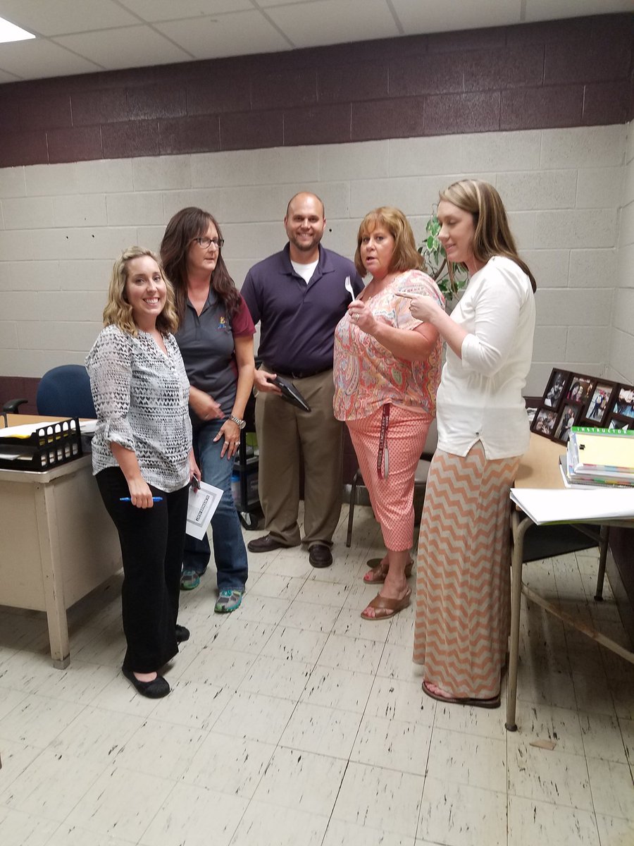 cobden_elem's tweet photo. #Teamwork https://t.co/2f8AtufH6i