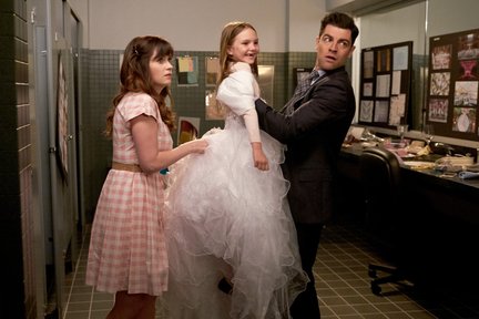 FOXFLASH_'s tweet photo. Cece's wedding dress is a mess &amp; it's causing stress. Enter Jess. Can she make it a success? #NewGirl, Tues on Fox https://t.co/cGdjcfCnXF