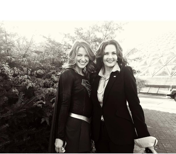 gallardo568's tweet photo. ESPLENDIDAS  lucen  @RealLyndaCarter y @MelissaBenoist en set de #Supergirl! https://t.co/giQpxVUbn6  #WonderWoman https://t.co/98UElnR8Yq