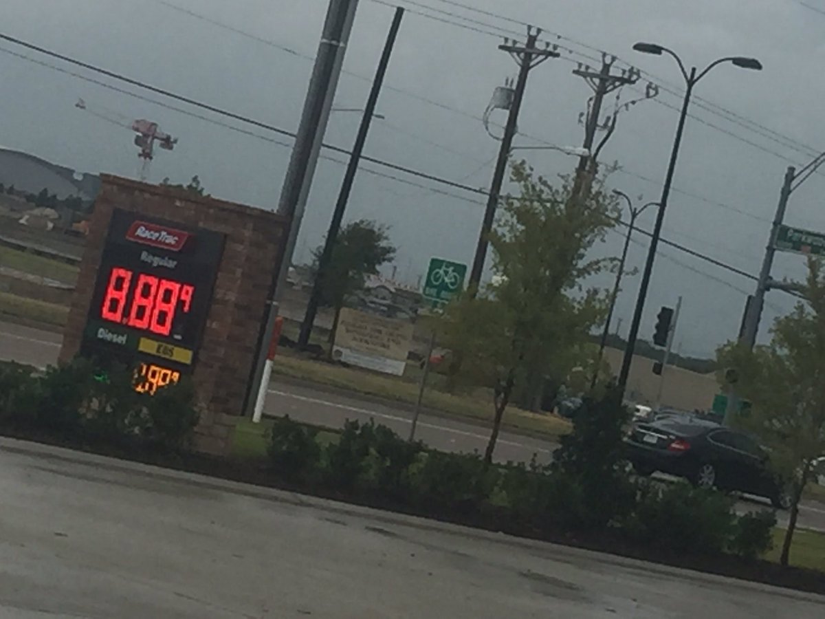 DicKennedyPC's tweet photo. These #Frisco tx folks got that 🔥🔥🔥 on the pump #WorldPhotoDay #racetrac https://t.co/bFeGd0sOBl