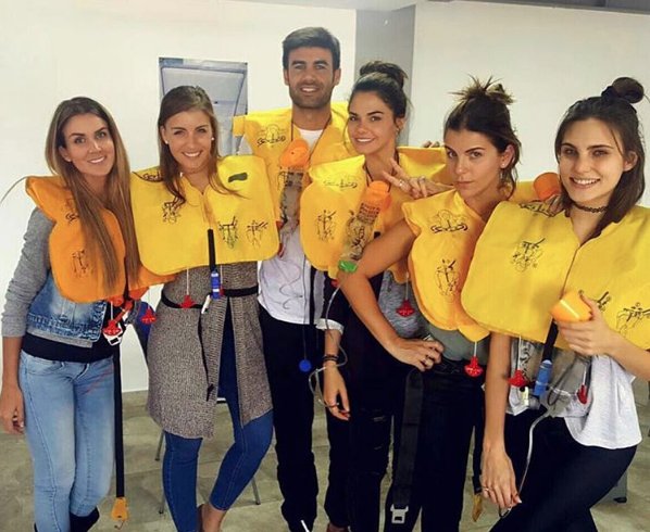 Buenos días mi gente bella! Esto fue en el entrenamiento de sobrecargo!! ✈️  Muy divertido 😃 #LaPiloto