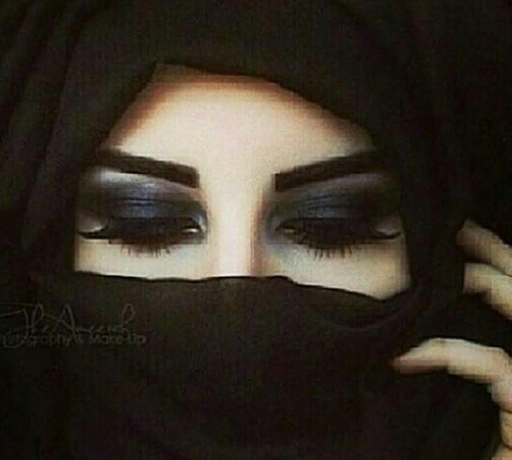 لو العيون تضم في الناس مخلوق.      والله ل ضمك في الغلا في عيوني. مافيه غيرك لاطري الشوق.  يسكن معاليقي ويسقي عروقي