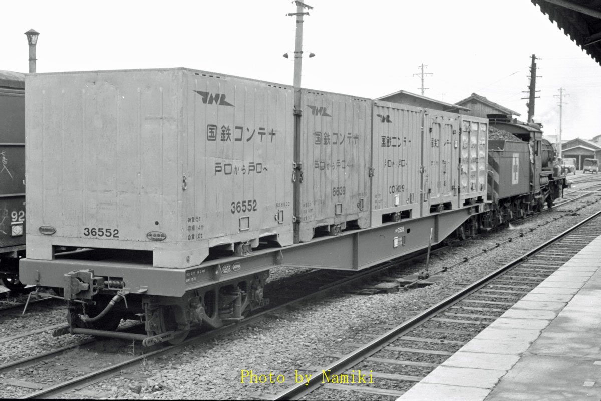 昭和42年頃に撮影した古い貨車のモノクロ画像です。「戸口から戸口へ