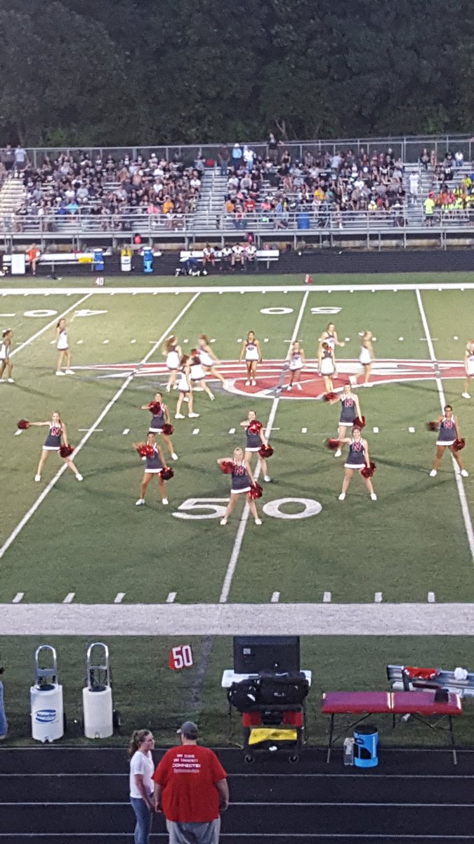HeadlinerSports's tweet photo. The Eagle Cheer and @NixaDanceTeam keepin it fresh at haltime. https://t.co/RLUnS9tzXO