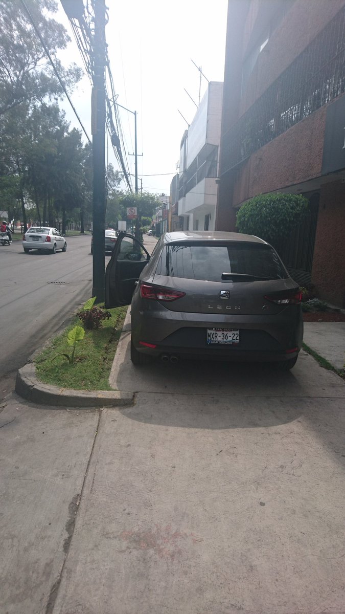MONICA_VILLAMIL's tweet photo. @USC_CDMX este auto continuamente se estacione sobre la banqueta. https://t.co/7Q2FiGFuUp