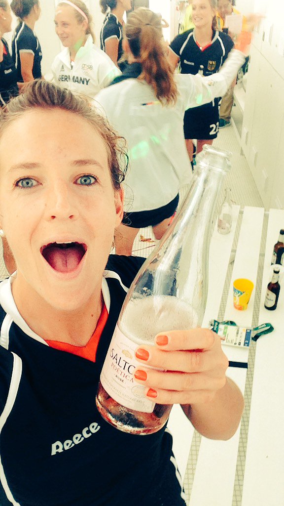 OMG!! #Bronze #dirtygold #danasonfire #sounreal #eio2016 #wirfuerd <a href="/DieDanas/">DANAS Hockeyteam GER</a> <a href="/DHB_hockey/">DHB / hockey</a> <a href="/FIH_Hockey/">International Hockey Federation</a> <a href="/DOSB/">DOSB</a>