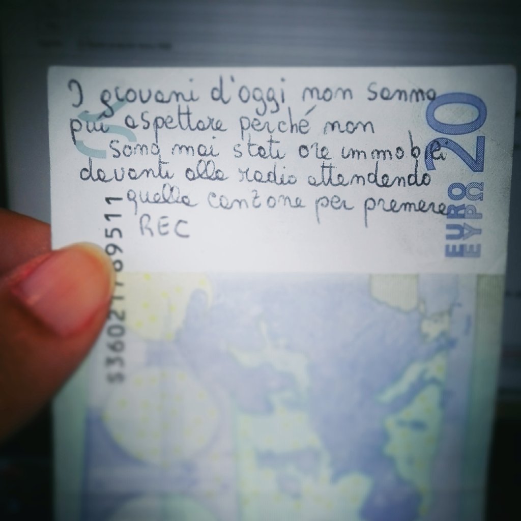 ValeDiOz's tweet photo. #poesiasu20€ #filosofiavirale #gliamicidellacassettina https://t.co/o94Sj8lNHP