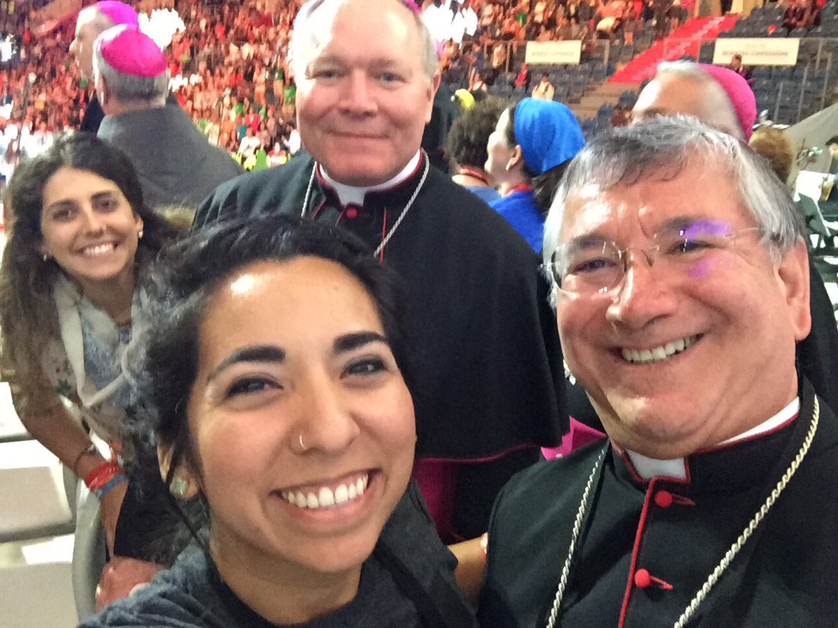 brebetfruitgirl's tweet photo. #FBF to the @WYDUSA @KofC #MercyCenter! Here's your selfie @BishopBurns! @DioceseofLaredo @Bianca_Love89 @YTOL_Intl https://t.co/3CFPLztT1C
