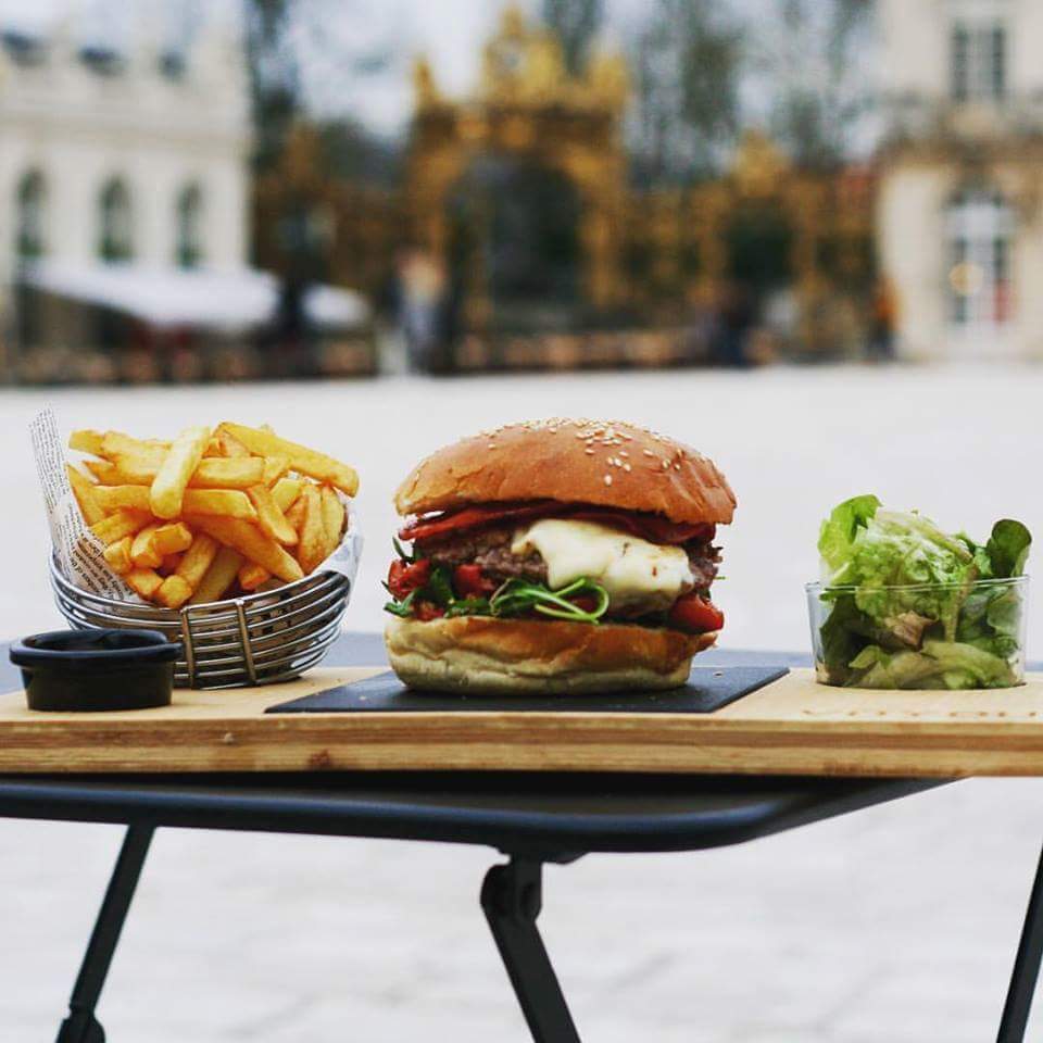 #BurgerDeLaSemaine !
Steak charolais, mozzarella, ventricina, tomates confites, roquette, sauce aïoli
#VoyouBurger